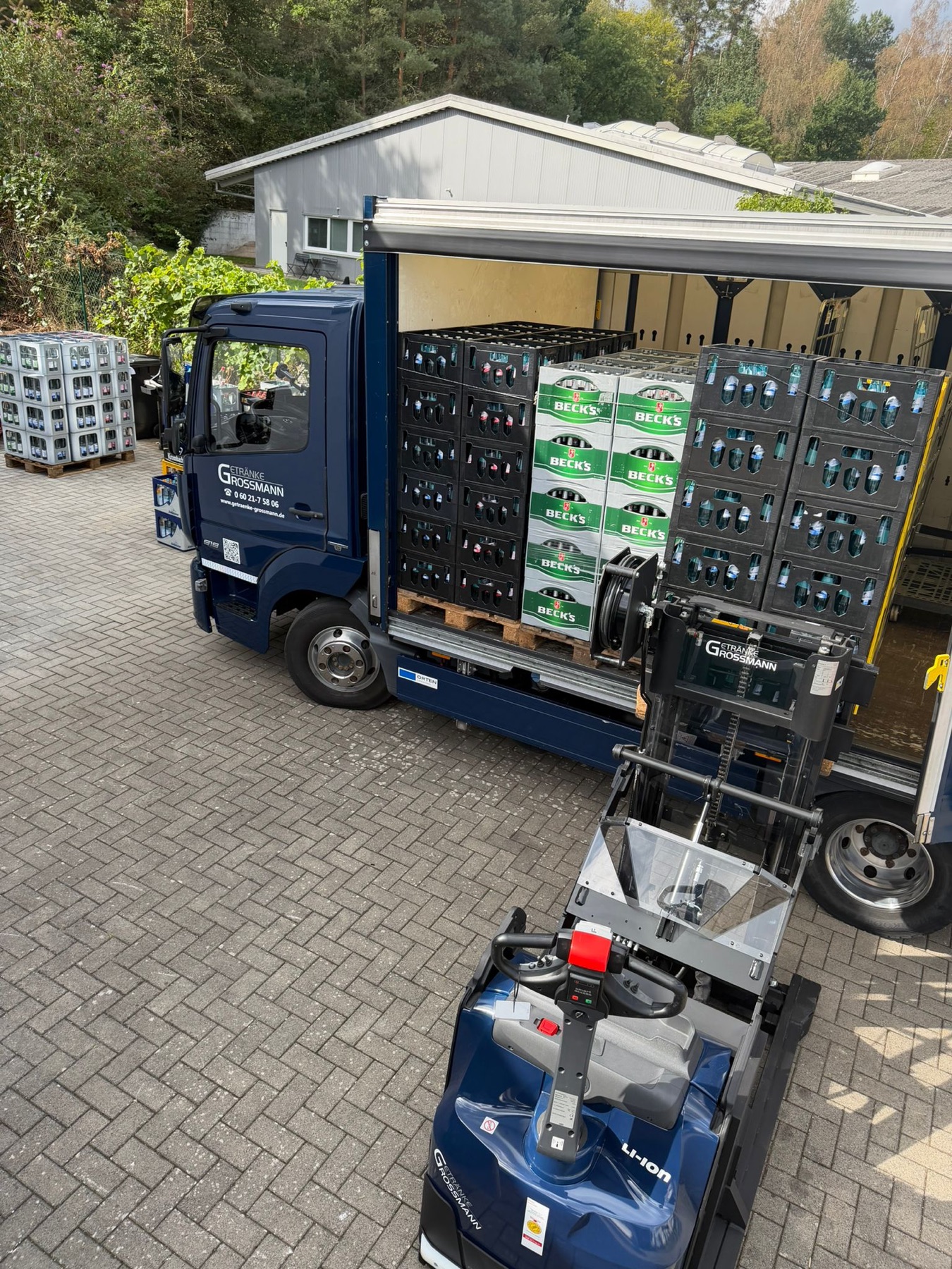 Grossmann-LKW und elektrischer Stapler bei der Eventbeladung