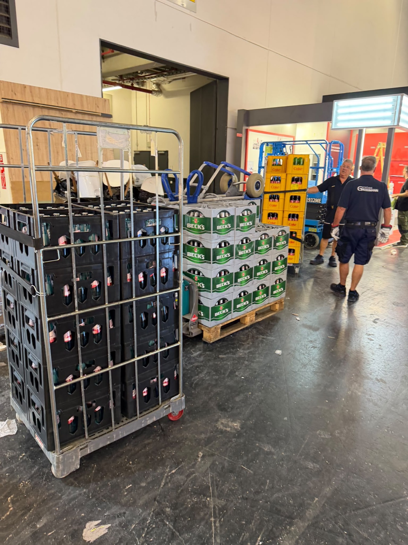 Grossmann-Team versorgt eine Messehalle mit Getränken