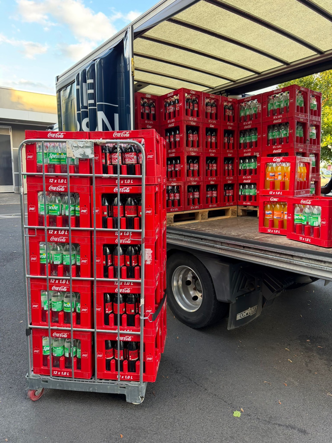 Beladener Grossmann-LKW mit Softdrinks für eine Veranstaltung